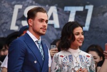 左からデイカー・モンゴメリー、ナオミ・スコット。