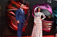 左からデイカー・モンゴメリー、ナオミ・スコット。