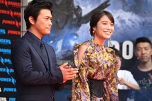 左から勝地涼、広瀬アリス。