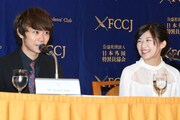 左から須賀健太、伊藤沙莉。
