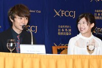 左から須賀健太、伊藤沙莉。