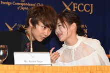 左から須賀健太、伊藤沙莉。