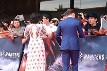 ファンサービスするナオミ・スコット（左）とデイカー・モンゴメリー（右）。