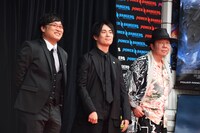 左から山里亮太、鈴木達央、古田新太。