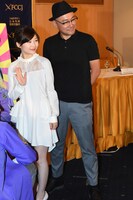 左から伊藤沙莉、監督の内田英治。