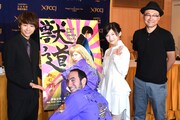 左からキャストの須賀健太、プロデューサーのアダム・トレル、伊藤沙莉、監督の内田英治。