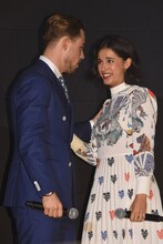 左からデイカー・モンゴメリー、ナオミ・スコット。