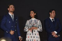 左からデイカー・モンゴメリー、ナオミ・スコット、ディーン・イズラライト。