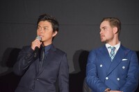 左から勝地涼、デイカー・モンゴメリー。