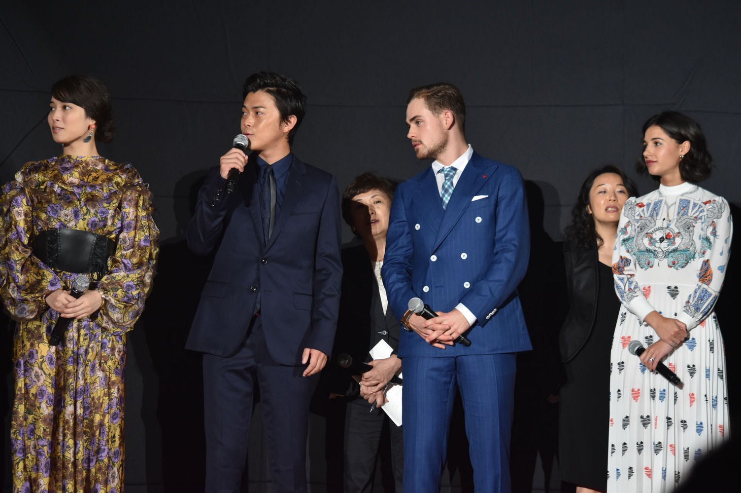 左から広瀬アリス、勝地涼、デイカー・モンゴメリー、ナオミ・スコット。