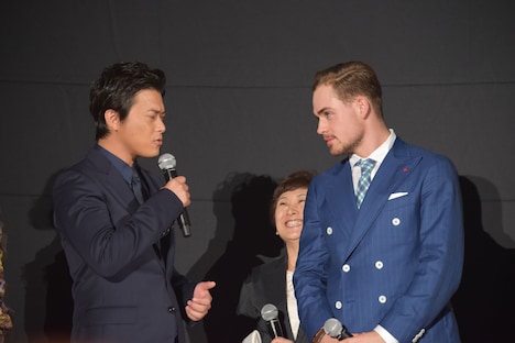 「センキュー！」と感謝する勝地涼（左）と、デイカー・モンゴメリー（右）。