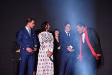 来日キャストに挨拶するアントニオ猪木（左）。