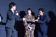 山里亮太（左）がアントニオ猪木にパワーを注入されることになり、「どうぞどうぞ」と勧める勝地涼（左）。