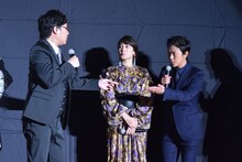 山里亮太（左）がアントニオ猪木にパワーを注入されることになり、「どうぞどうぞ」と勧める勝地涼（左）。