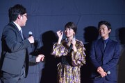 山里亮太（左）がアントニオ猪木にパワーを注入されることになり、「メガネ取ったほうがいいんじゃないですか？」と心配する広瀬アリス（中央）。