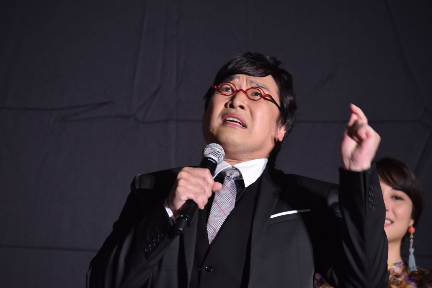 アントニオ猪木にパワーを注入されることになり、嫌がる山里亮太。