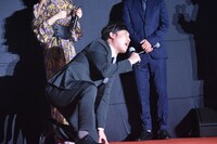 アントニオ猪木にパワーを注入されることになり、嫌がる山里亮太。