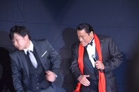 アントニオ猪木（右）にパワーを注入される山里亮太（左）。