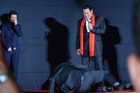 アントニオ猪木（奥）にパワーを注入され、倒れ込む山里亮太（手前）。