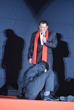 アントニオ猪木（奥）にパワーを注入され、倒れ込む山里亮太（手前）。