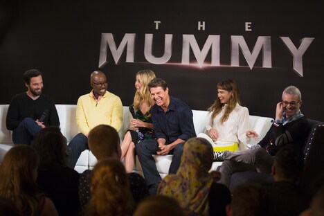 共演者やスタッフと談笑するトム・クルーズ(中央)。