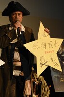 自身の願いごとを披露する平田広明。