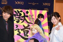 左から須賀健太、伊藤沙莉。