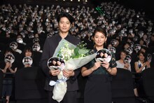 「いつまた、君と ～何日君再来（ホーリージュンザイライ）～」大ヒット御礼舞台挨拶の様子。左から向井理、尾野真千子。