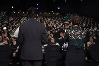 客席を見渡す向井理（左）、尾野真千子（右）。