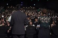 客席を見渡す向井理（左）、尾野真千子（右）。