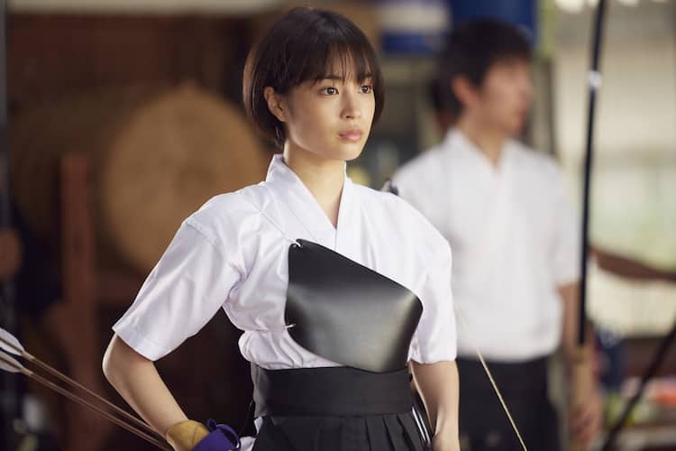 先生！」広瀬すずの弓道着姿解禁、「新しい感覚で楽しい」 - 映画ナタリー