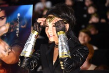 ワンダーウーマンのティアラの位置を直す由美かおる。