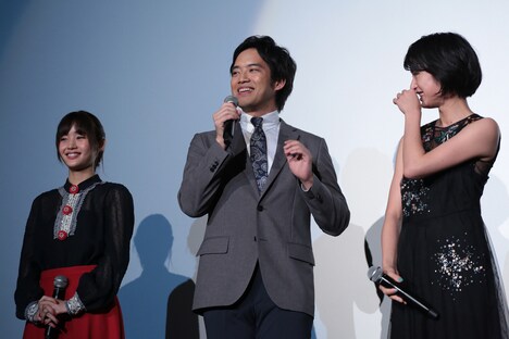 マイクのハウリングに話をさえぎられ「俺のせいかな」とぼやく三浦貴大（中央）。