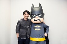 アフレコ収録時の安田顕（左）。