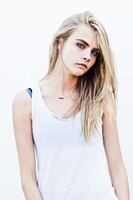 カーラ・デルヴィーニュ演じるヴィオラ。