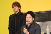 左から宮野真守、松山ケンイチ。