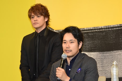 左から宮野真守、松山ケンイチ。