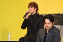 左から宮野真守、松山ケンイチ。