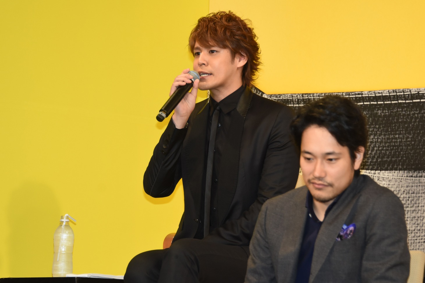 左から宮野真守、松山ケンイチ。