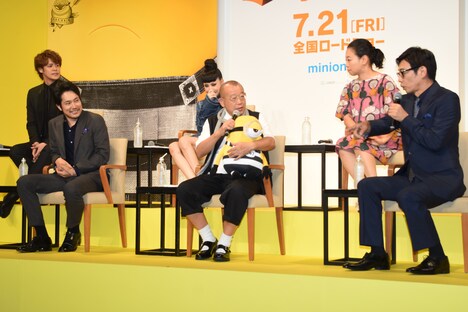 楽しげにトークする登壇者たち。