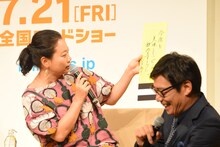 自身が書いた短冊を見せるいとうあさこ（左）。