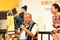 七夕に先駆けて、自身が書いた短冊を見せる笑福亭鶴瓶（中央）。