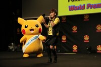 「Japan Expo 2017」にて、左からピカチュウ、主題歌を歌う松本梨香。