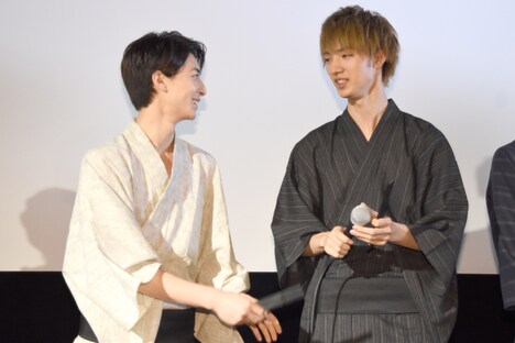 「長い付き合いなのに、今清水くんって言われたのがショック」と嘆く清水尋也（右）と、「裏では尋也って呼んでるよ！」と焦る高杉真宙（左）。