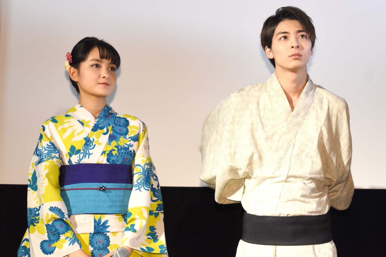 「逆光の頃」初日舞台挨拶の様子。