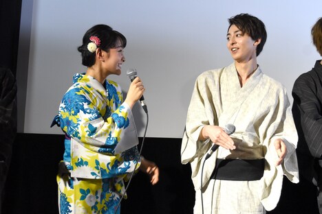 「逆光の頃」初日舞台挨拶の様子。