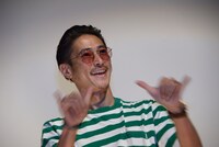 観客への挨拶で武藤敬司のモノマネをする窪塚洋介。