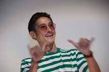 観客への挨拶で武藤敬司のモノマネをする窪塚洋介。