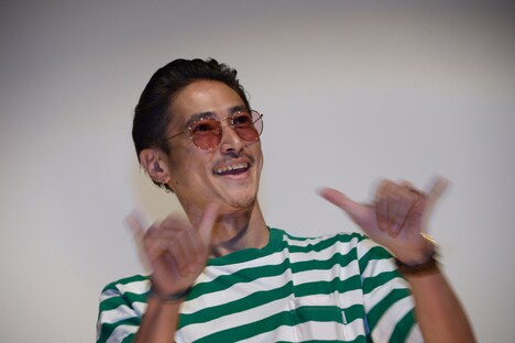 観客への挨拶で武藤敬司のモノマネをする窪塚洋介。