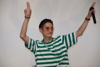 榊英雄に挨拶する窪塚洋介。